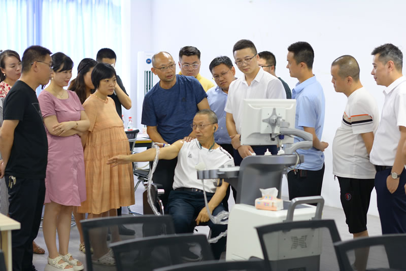 綿陽市、江油市醫(yī)療領(lǐng)航者蒞臨我司，共繪健康未來新篇章！3.jpg